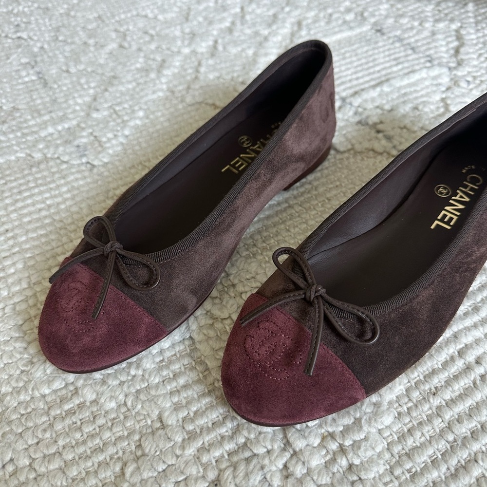 Chanel 25A suede Brown and burgundy ballerina flats - Picture 4 of 9